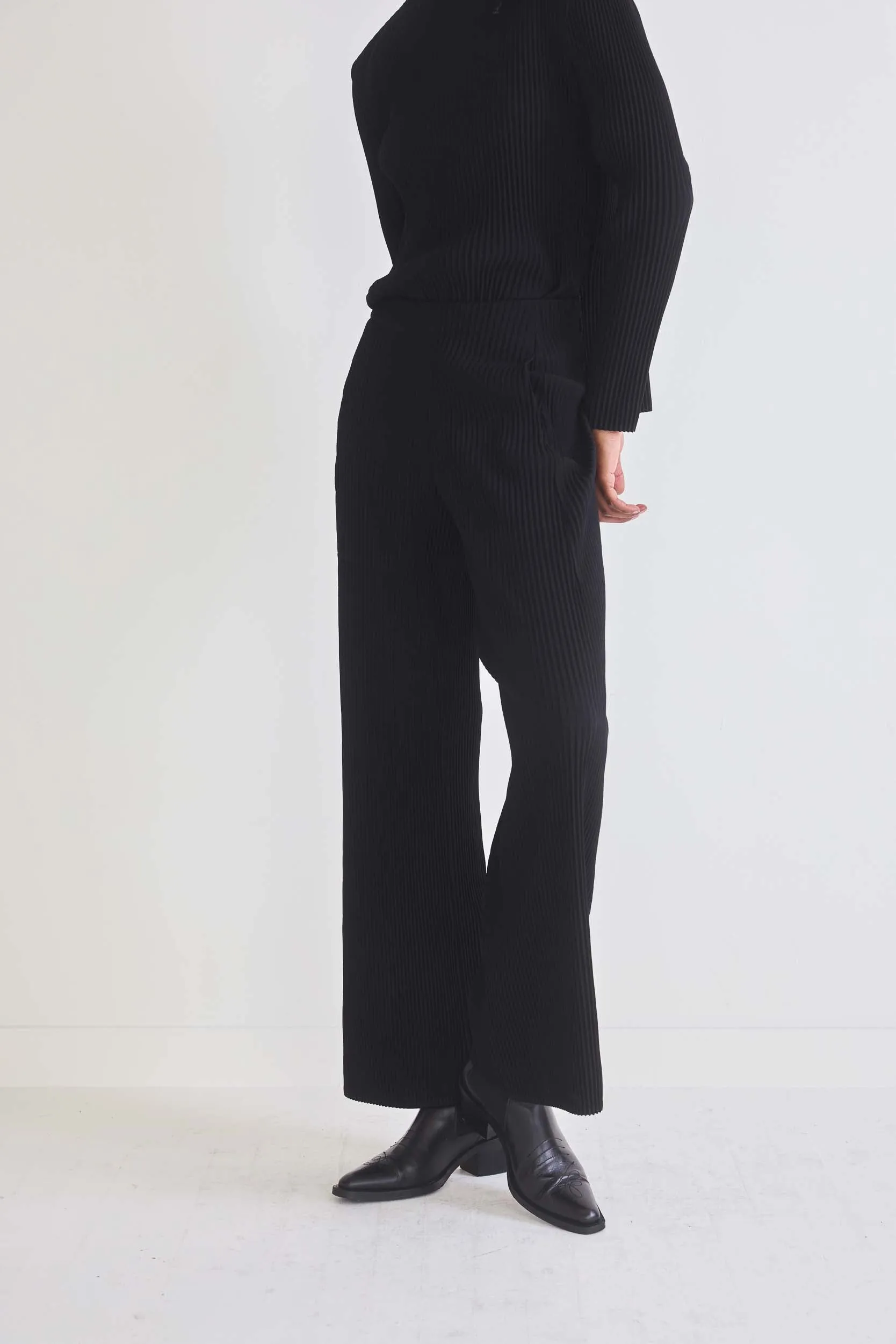 Masterful Plissé Pleated Pants