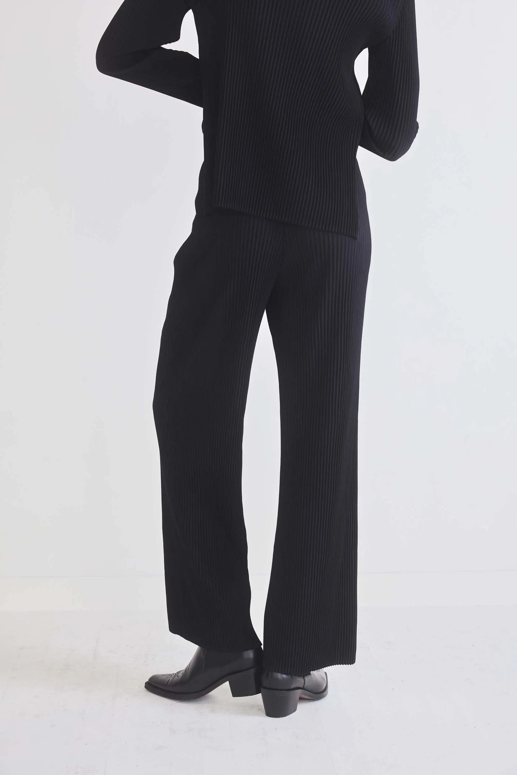 Masterful Plissé Pleated Pants